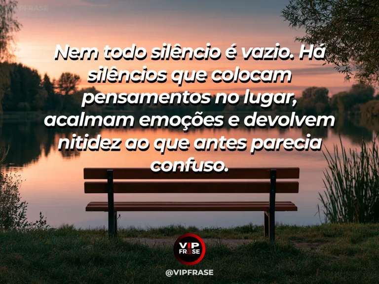 Mensagem de reflexão sobre paz e sabedoria, com banco de madeira em jardim botânico iluminado, cercado por folhas verdes, flores e luz suave.