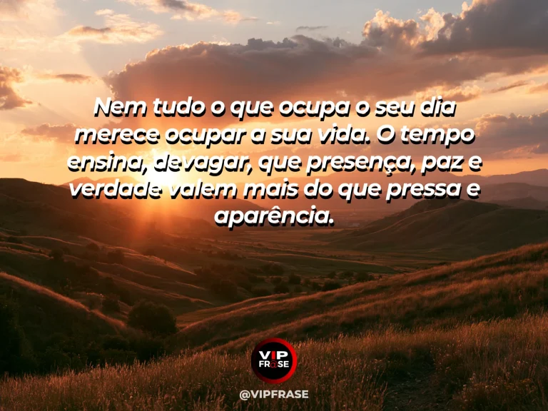 Mensagem de reflexão sobre vida e sabedoria, com amanhecer luminoso sobre um vale verde, com uma trilha tranquila e sensação de perspectiva e essencialidade.