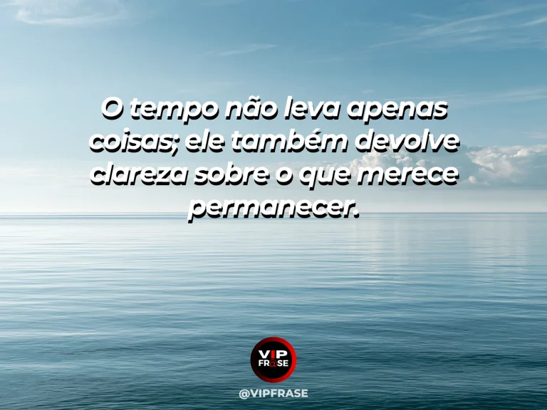 Frase reflexiva sobre vida, sabedoria com céu de fim de tarde refletido em águas transparentes.