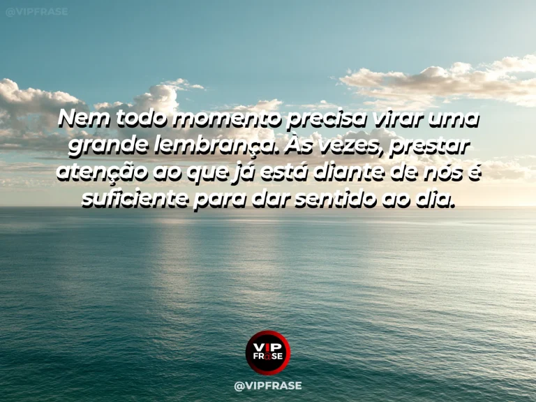 Mensagem reflexiva sobre presença no cotidiano e atenção ao momento presente, com sala contemporânea iluminada aberta para um jardim verdejante.