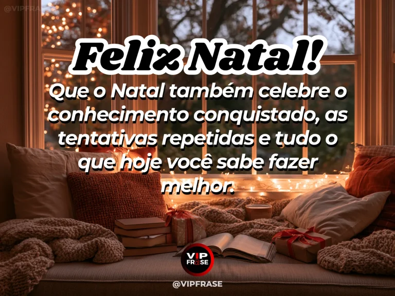Livros fechados, caderno e luzes de Natal sobre uma escrivaninha organizada, clima de conquista tranquila