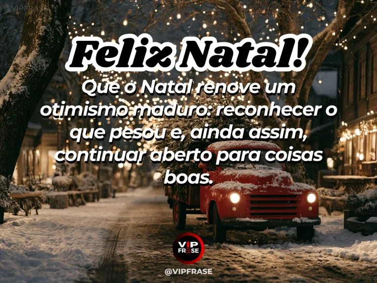 Nuvens se abrindo para luz dourada sobre cidade decorada para o Natal, contraste equilibrado entre peso e esperança