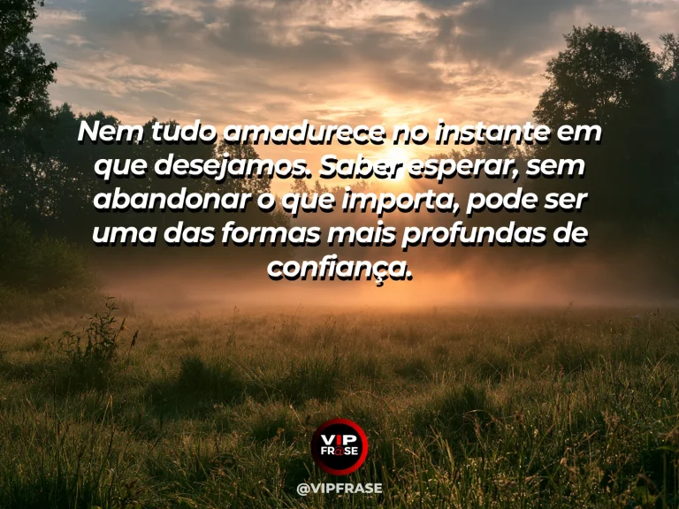 Mensagem reflexiva sobre confiança, com frutos amadurecendo em uma árvore verde sob luz quente de fim de tarde.