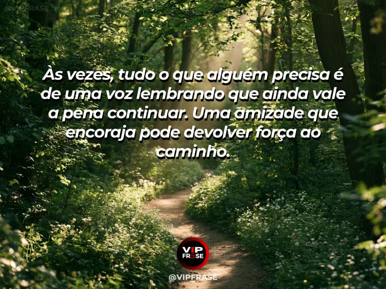 Mensagem de amizade sobre palavras de incentivo também são amizade, em cena de trilha subindo suavemente em direção à luz, com duas mochilas apoiadas próximas, simbolizando incentivo e força compartilhada.
