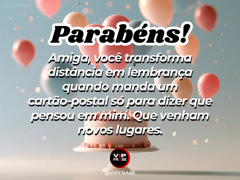 Cartões-postais e lembranças de viagem sobre uma mesa.