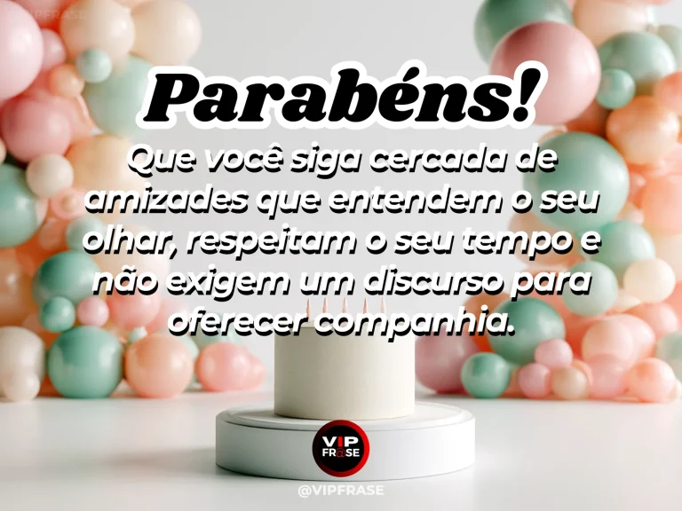 Parabéns para amiga com duas amigas em silêncio confortável numa varanda ao pôr do sol.