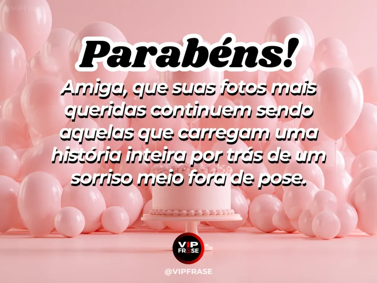 Parabéns para amiga com fotos espontâneas, flores e bolo que representam lembranças compartilhadas.