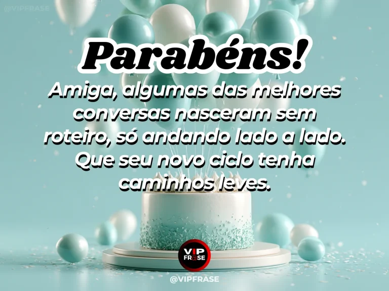 Duas amigas caminhando lado a lado por uma rua arborizada.