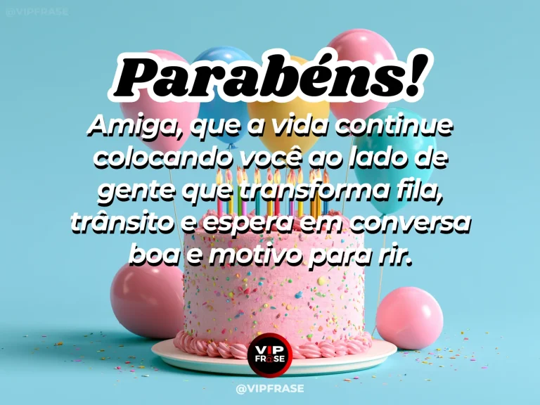 Parabéns para amiga com duas amigas rindo enquanto esperam juntas em um ambiente urbano.