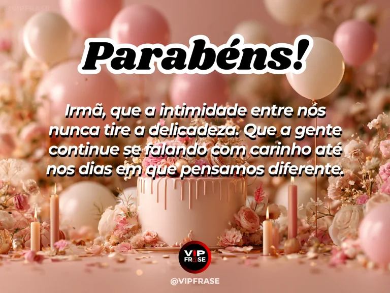 Mensagem de aniversário para irmã sobre delicadeza no vínculo, com café, bolo e flores em luz suave.