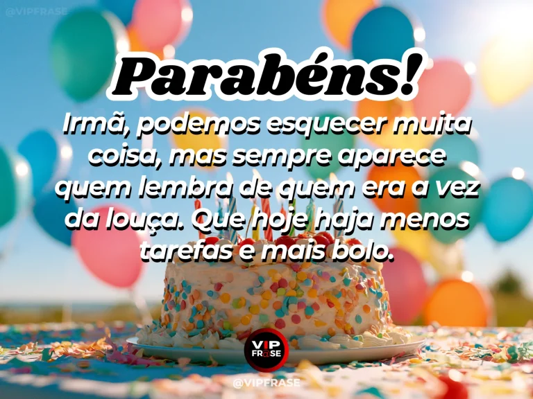 Mensagem engraçada de aniversário para irmã, com bolo em destaque e louça ao fundo de uma cozinha.