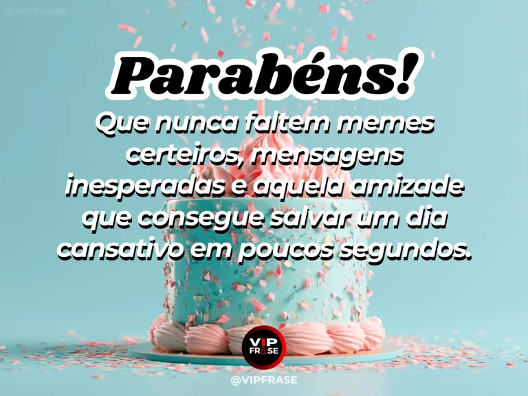 Parabéns para amiga com celular e risada em um ambiente aconchegante após um dia cansativo.