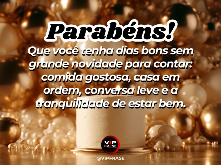 Arte de aniversário sobre dias comuns felizes, com mesa simples e casa acolhedora em luz calma.