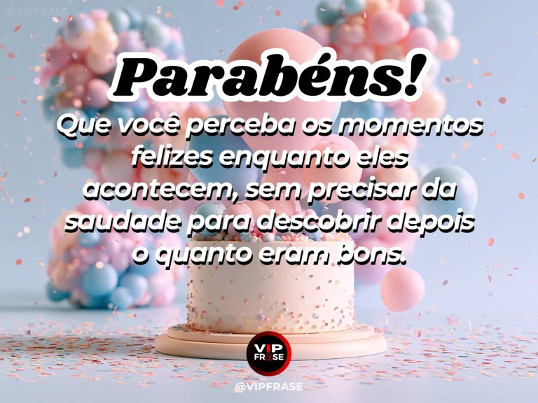 Frase de aniversário sobre perceber a felicidade no presente, com mesa iluminada, flores e bolo.