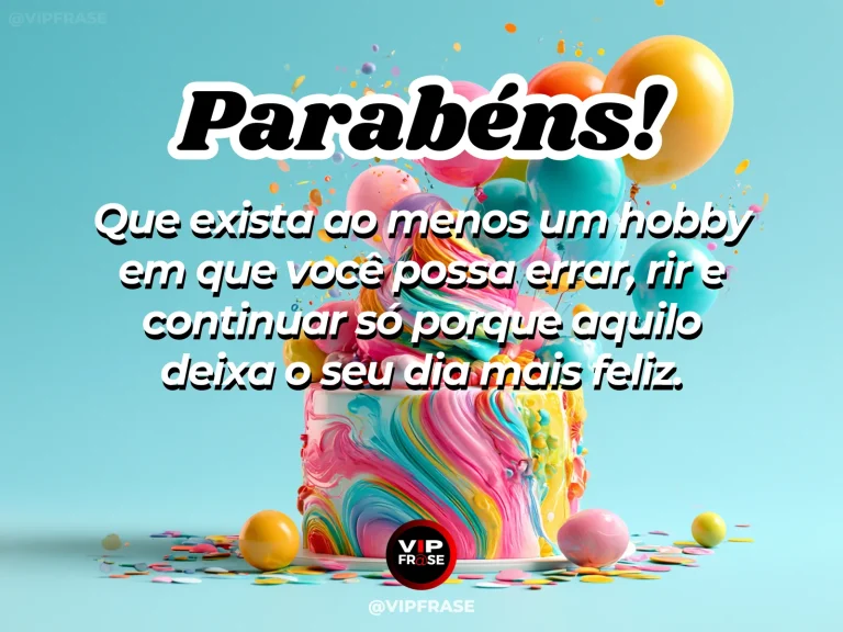 Frase de aniversário sobre felicidade sem cobrança, com mesa de hobby criativa e bolo.