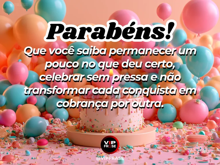 Frase de aniversário sobre celebrar conquistas, com bolo em uma mesa de comemoração.