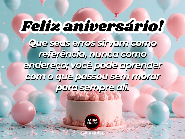 Frase de aniversário sobre aprender com os erros, com estrada refletida no retrovisor.