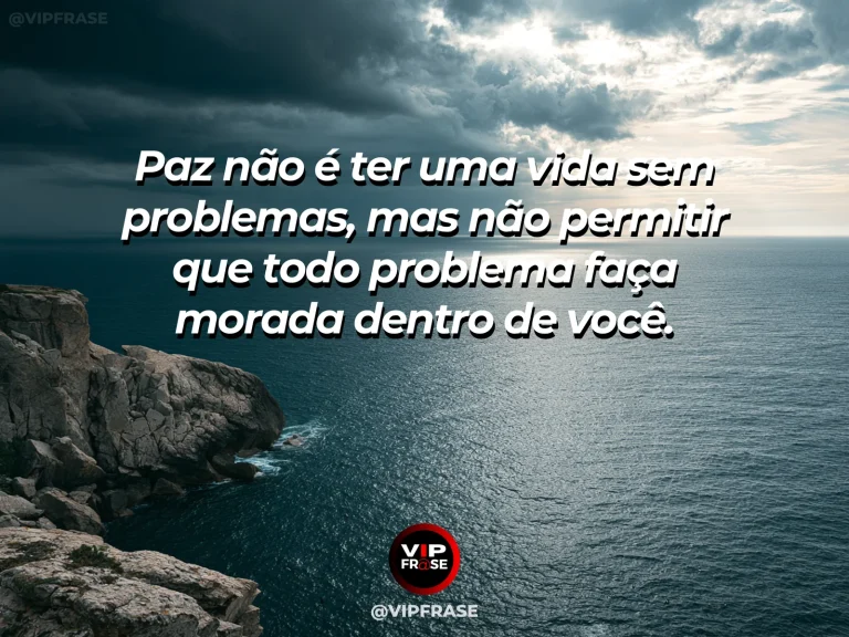 Frase reflexiva sobre paz com praia tranquila ao amanhecer.
