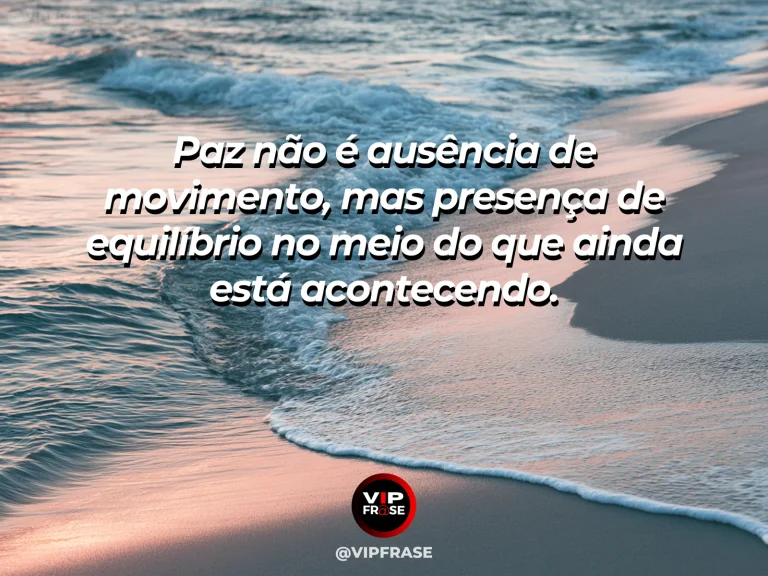 Frase reflexiva sobre paz com ondas suaves chegando a uma praia clara sob sol de manhã.