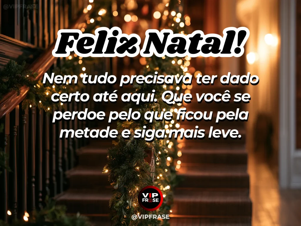 Agenda aberta e caneta ao lado de enfeites natalinos delicados, página incompleta e clima acolhedor