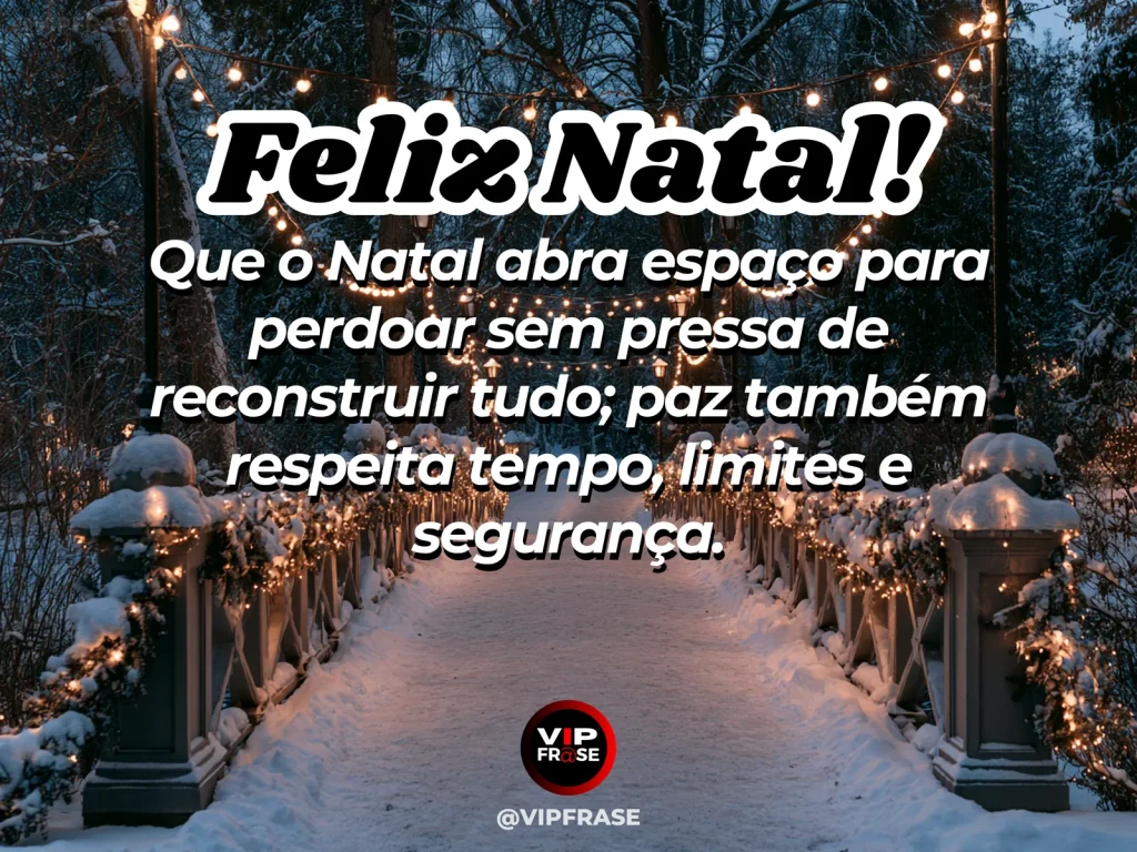 Frase de Natal sobre perdão sem pressa, com duas cadeiras separadas diante de luzes natalinas.