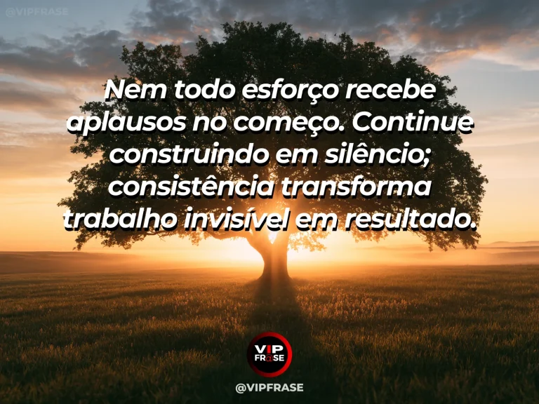 Frase motivacional sobre força, com uma pessoa assentando tijolos em uma parede ainda em construção sob luz lateral quente.