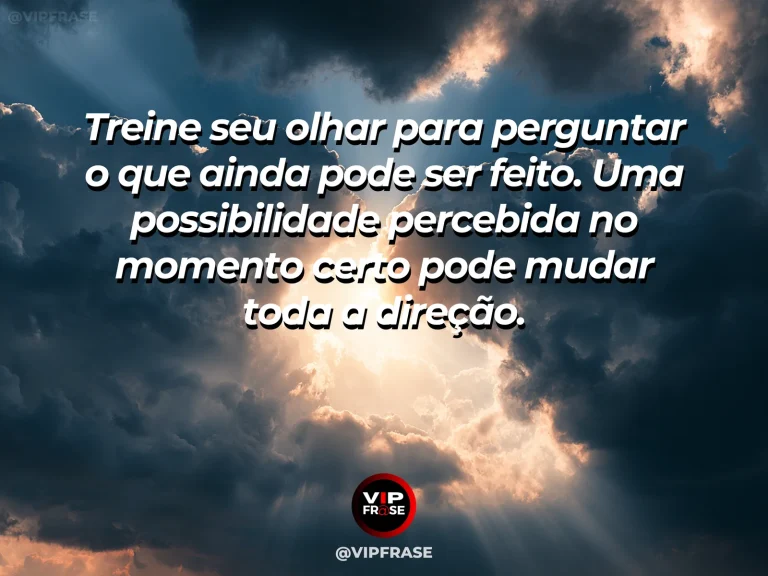 Mensagem motivacional sobre otimismo e sabedoria, com uma abertura de luz entre paredes altas revelando um caminho inesperado.