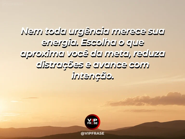 Frase motivacional sobre sucesso, com uma mesa limpa com um único caderno aberto e distrações afastadas.
