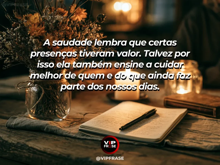 Mensagem reflexiva sobre saudade e valorização da presença, com mesa de jardim iluminada com duas xícaras e flores.
