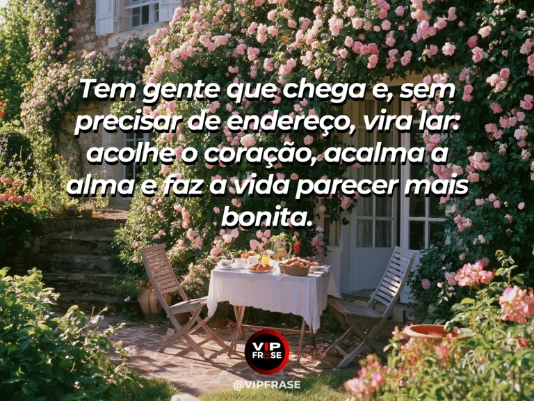 Frase de amor sobre acolhimento e lar, com fundo aconchegante e iluminado.