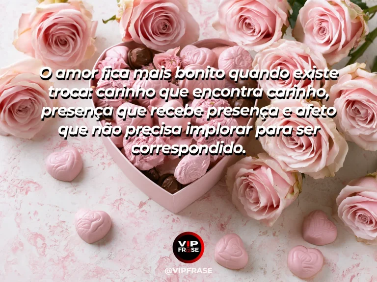 Mensagem sobre amor recíproco com duas mãos se aproximando em gesto de carinho.