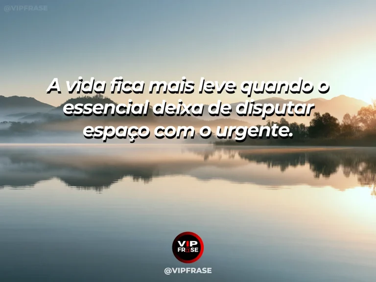 Frase reflexiva sobre prioridades, com mesa iluminada e poucos elementos essenciais.