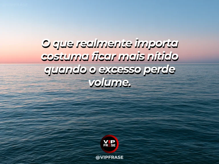 Frase reflexiva sobre simplicidade, com ambiente claro e poucos elementos.