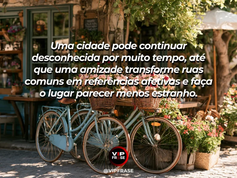 Mensagem sobre amizade, com cena de dois amigos explorando um bairro novo a pé, arquitetura urbana ao fundo e sensação de descoberta.