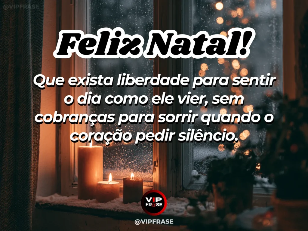 Mensagem de Natal sobre felicidade e conforto, com janela natalina serena com luz suave, manta e cadeira vazia, transmitindo acolhimento sem exigência de euforia.