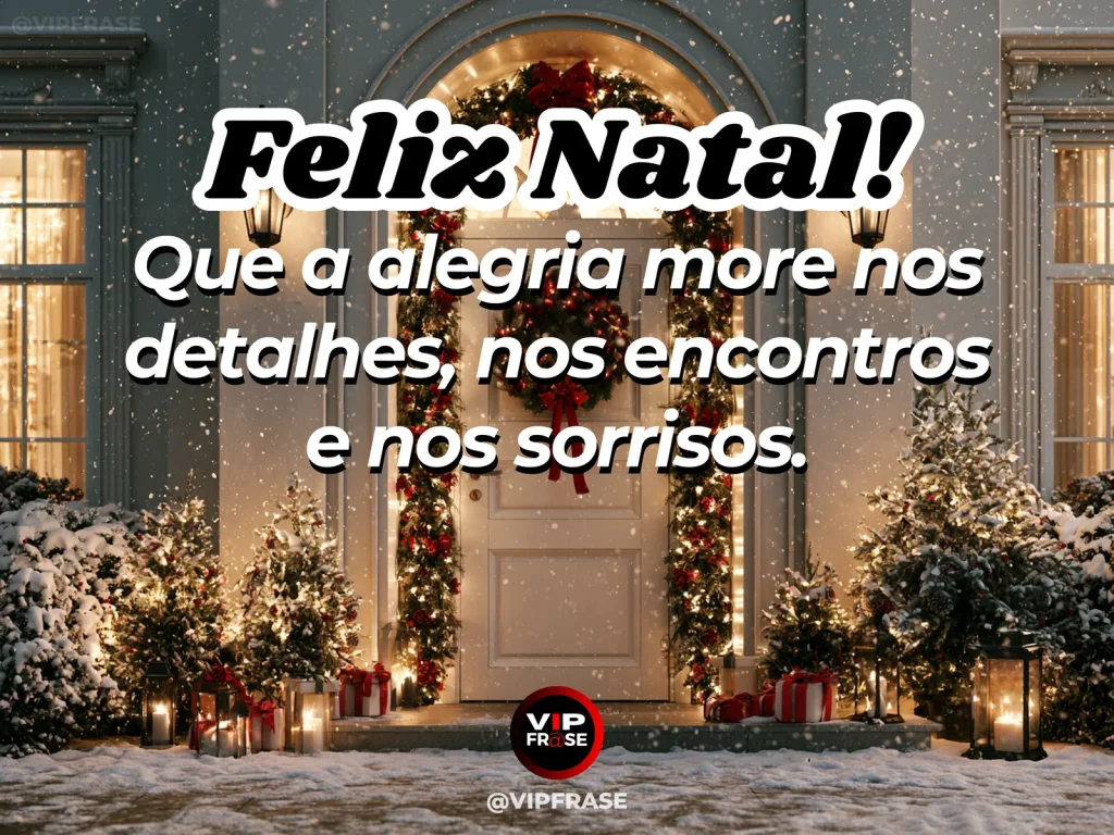Mensagem de Natal sobre felicidade, com porta de casa decorada para o Natal com luzes douradas, guirlanda e atmosfera alegre.
