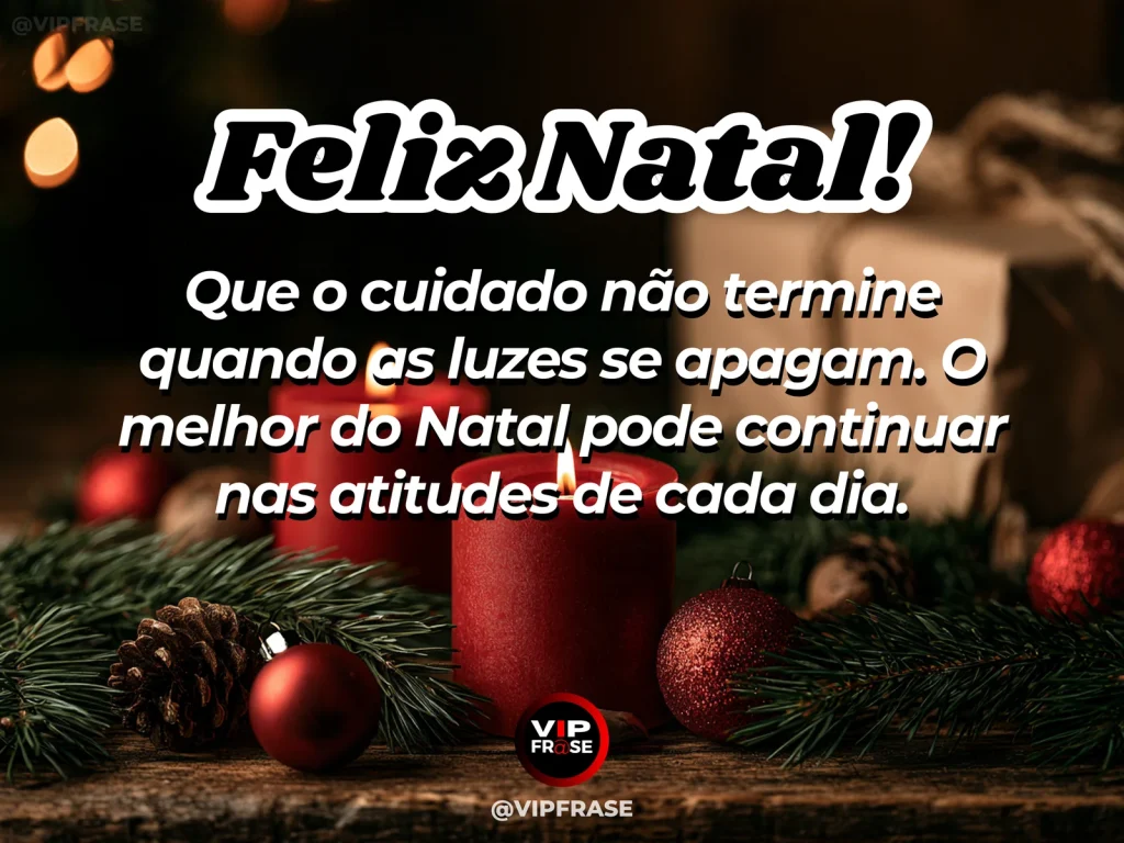 Mensagem de Natal sobre carinho, com árvore de Natal ao fundo e mãos preparando uma pequena sacola de cuidado para o dia seguinte, continuidade além da festa.