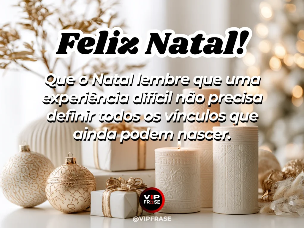 Mensagem de Natal sobre decepção e confiança, com vaso reparado com delicadeza ao lado de novos ramos verdes e luzes de Natal, simbolizando confiança após uma ruptura.