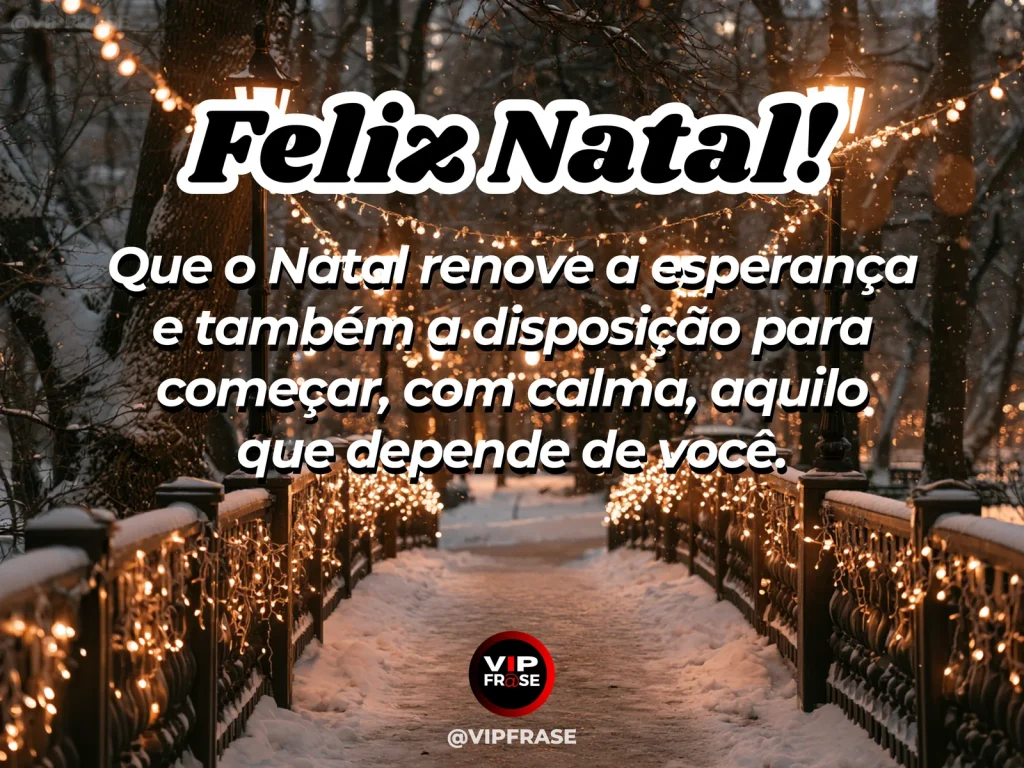 Mensagem de Natal sobre esperança e coragem, com caminho de pequenas luzes natalinas começando aos pés e seguindo para um horizonte claro, sensação de movimento possível.