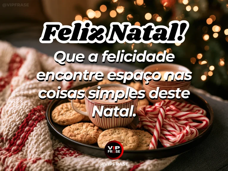 Mensagem de Natal sobre felicidade, com xícara quente, biscoitos natalinos e pequenas luzes sobre mesa aconchegante.