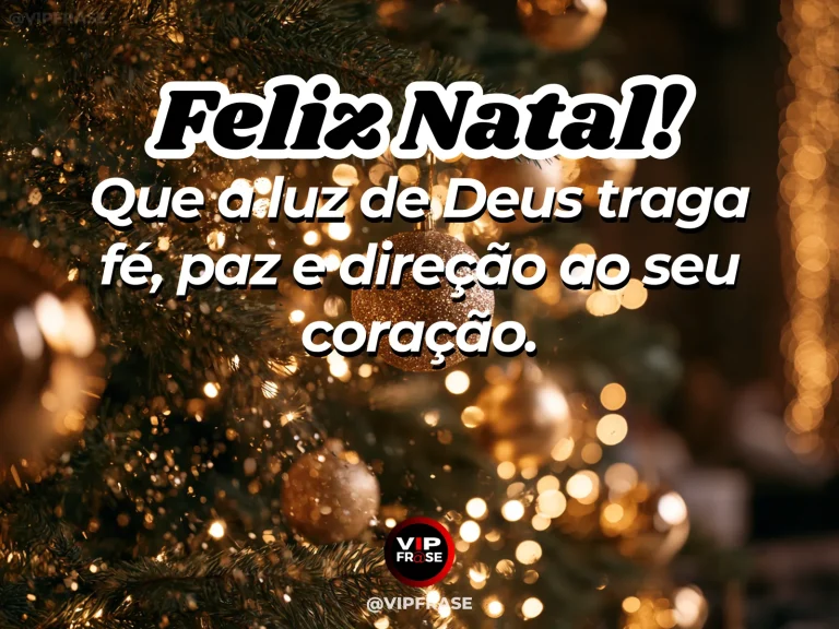 Mensagem de Natal sobre deus, fe, com feixe de luz dourada atravessando vitral discreto com decoração natalina ao redor.