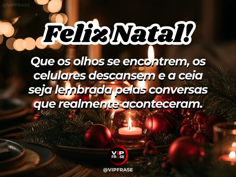 Mensagem de Natal sobre família, com mesa de ceia com celulares guardados em uma pequena bandeja lateral, velas e lugares preparados para conversa.