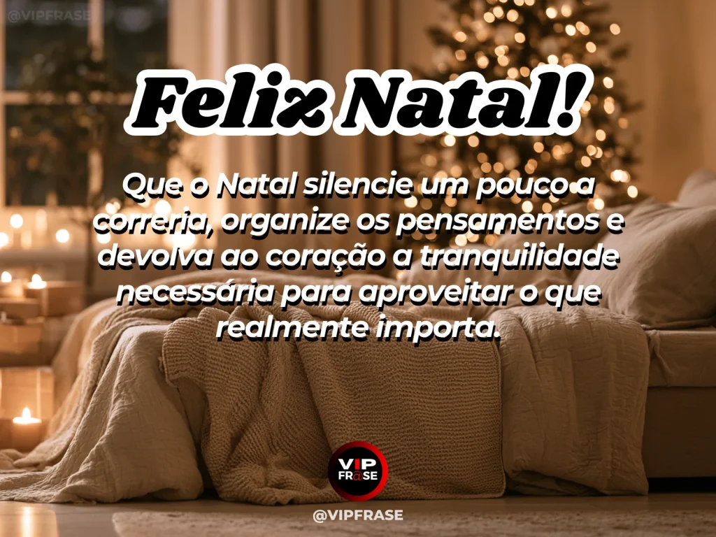 Mensagem de Natal sobre paz, com canto silencioso com árvore de Natal desfocada, poltrona vazia e luz suave de fim de tarde.