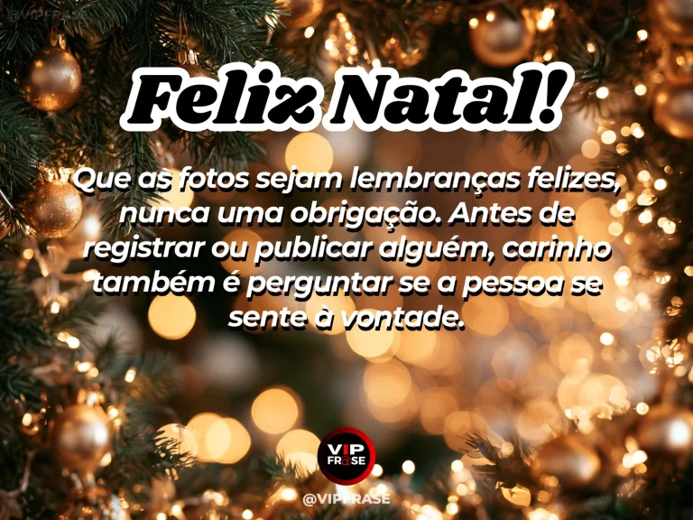 Arte de Natal sobre carinho, sabedoria, com câmera fotográfica com fotos reveladas sobre mesa natalina decorada com luzes e pinhas.