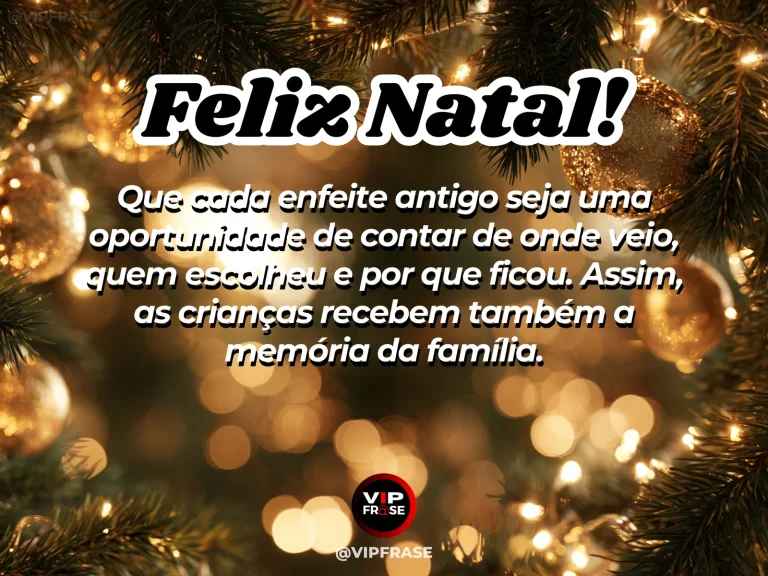 Arte de Natal sobre familia, sabedoria, com caixa de enfeites antigos aberta ao lado da árvore com atmosfera nostálgica e acolhedora.