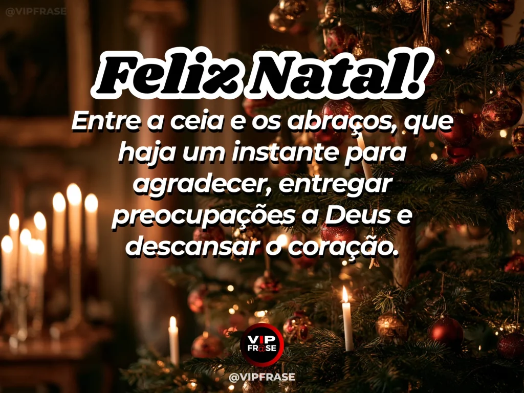 Mensagem de Natal sobre oração e Deus, com vela branca ao lado de uma pequena árvore de Natal e janela estrelada, atmosfera silenciosa de oração e gratidão.