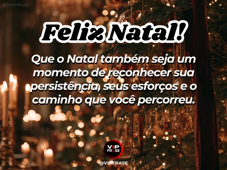 Mensagem de Natal sobre gratidão e autoestima, com mesa com diário fechado, uma pequena estrela natalina e luz quente, atmosfera de reconhecimento pessoal e gratidão.