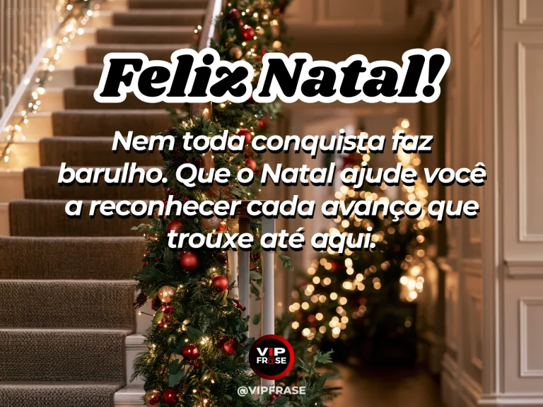 Mensagem de Natal sobre sucesso e autoestima, com pequenos degraus decorados com luzes de Natal levando a uma estrela discreta, simbolizando avanços que merecem ser reconhecidos.