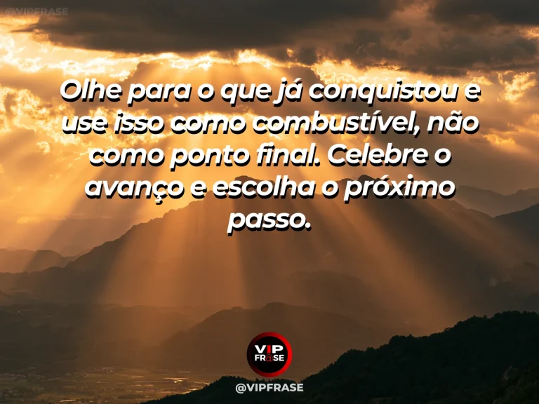 Frase motivacional sobre sucesso, com uma pessoa no alto de uma trilha olhando para o caminho já percorrido.