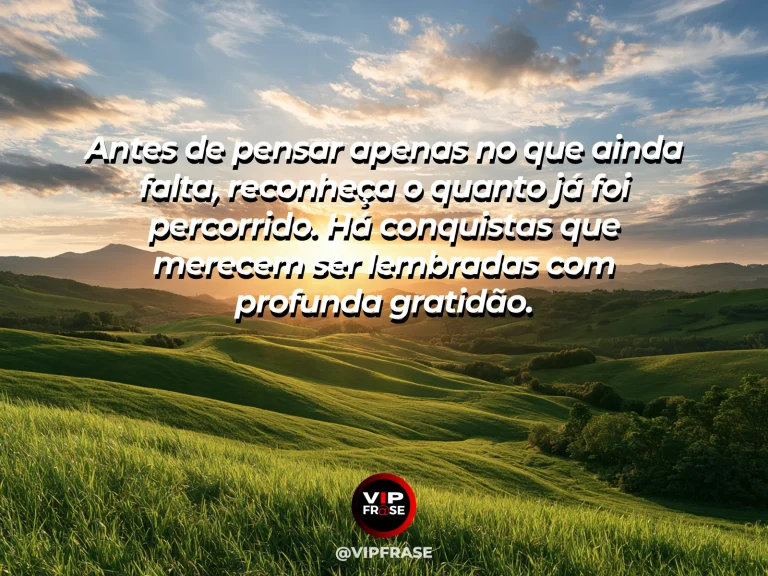 Mensagem de gratidão com cena de mirante sobre longa trilha percorrida em vale, luz de fim de tarde e sensação de realização